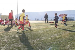 jogos de oeiras crianças a jogar futebol