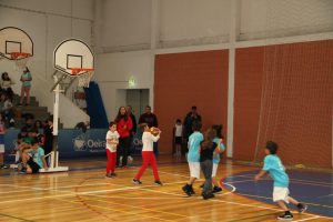 jogos de oeiras crianças a jogar basquetebol