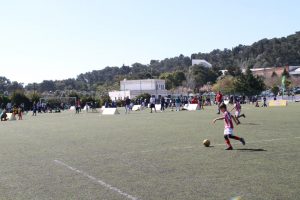 jogos de oeiras crianças a jogar futebol
