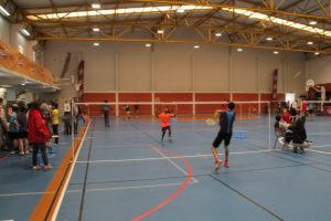jogos de oeiras crianças a jogar badminton