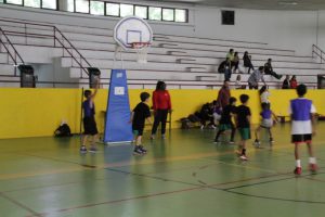 jogos de oeiras crianças a jogar basquetebol