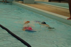 jogos de oeiras crianças a praticar natação