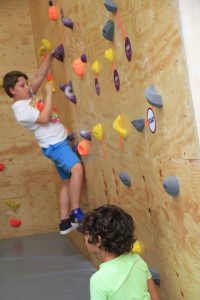 Jogos de Oeiras crianças e adultos a fazer escalada