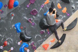 Jogos de Oeiras crianças e adultos a fazer escalada