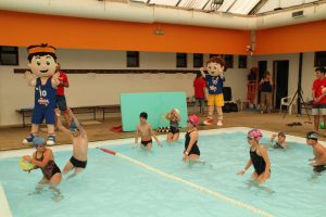 jogos de oeiras crianças praticando natação