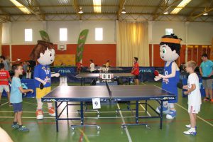 Jogos de Oeiras crianças e adultos a jogar ténis de mesa