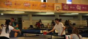 Jogos de Oeiras crianças e adultos a jogar ténis de mesa
